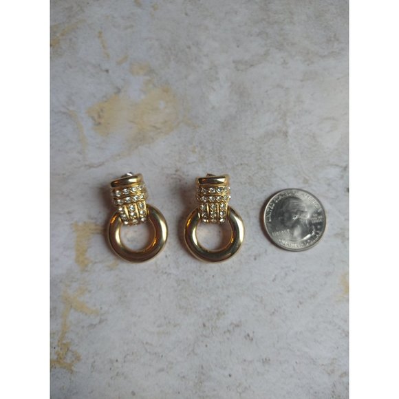 Vintage E Pearl Gold Tone Door Knocker Hoop Earrings Estate Jewelry - Picture 3 of 8